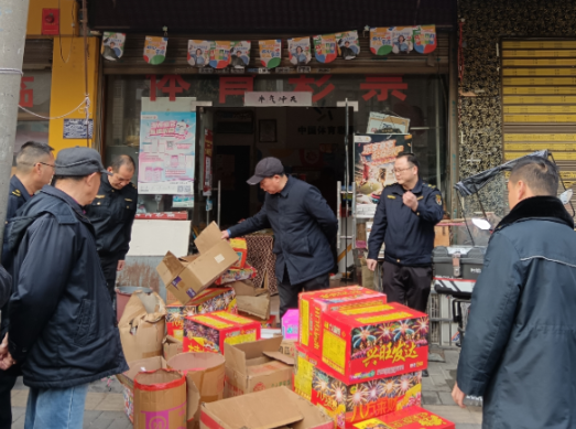 【视频】依法拘留 常宁联合执法端掉居民区烟花爆竹“黑窝点”