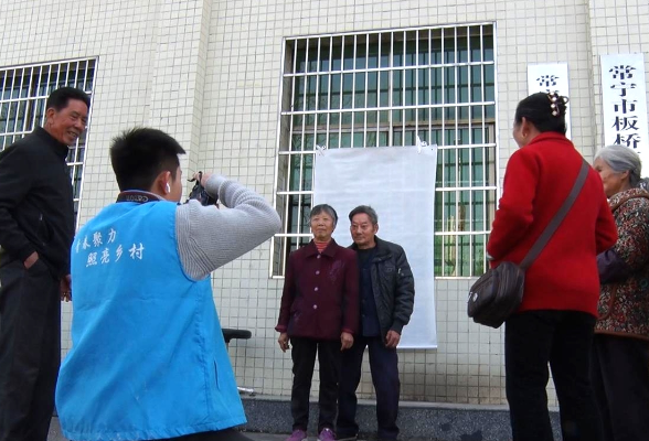 【视频】公益摄影进乡村 为老人免费拍照 定格幸福瞬间
