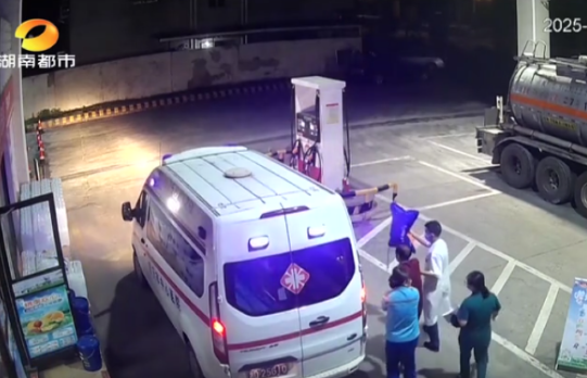 《湖南都市》报道常宁新闻《常宁：凌晨4点 加油站员工教科书式救回心梗司机》