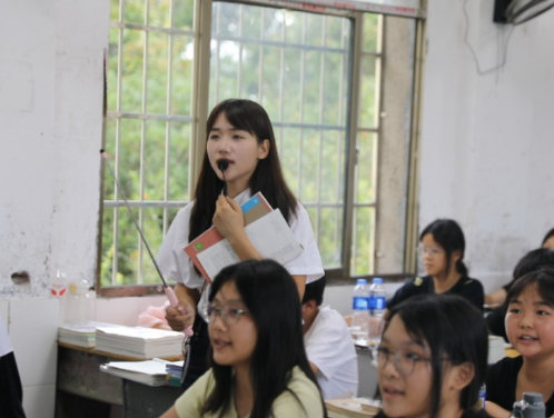 【视频】00后乡村教师朱慧:抖音“出圈” 56万粉丝 1100万点赞 见证教育最美的样子