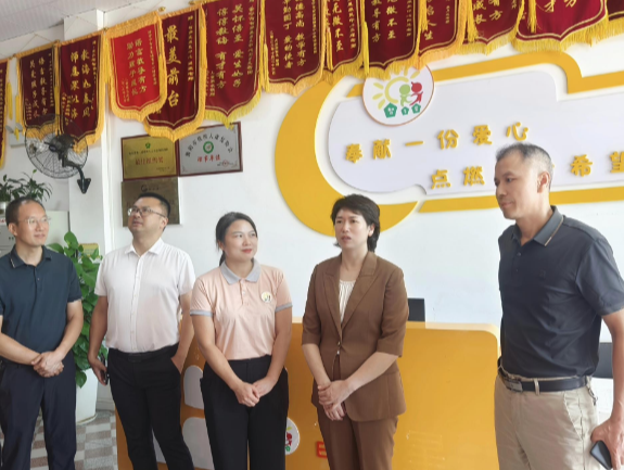 邓艳红调研重点民生实事工作 走访市人大代表