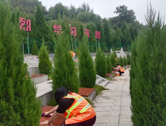 市城管综合执法局：以实际行动缅怀英烈 营造整洁庄严环境