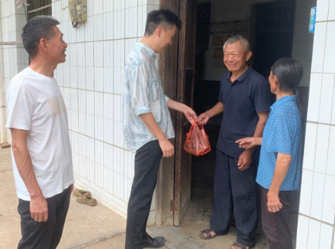 白沙镇：浓情端午粽飘香 党群中心送温情