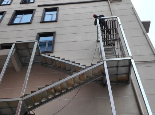 培元街道：拆窗破网除隐患 筑牢平安防护网