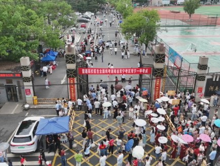 奔赴青春战场 常宁学子提笔迎战2026高考
