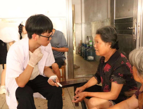 烟洲镇:校地携手送健康 义诊入户暖民心