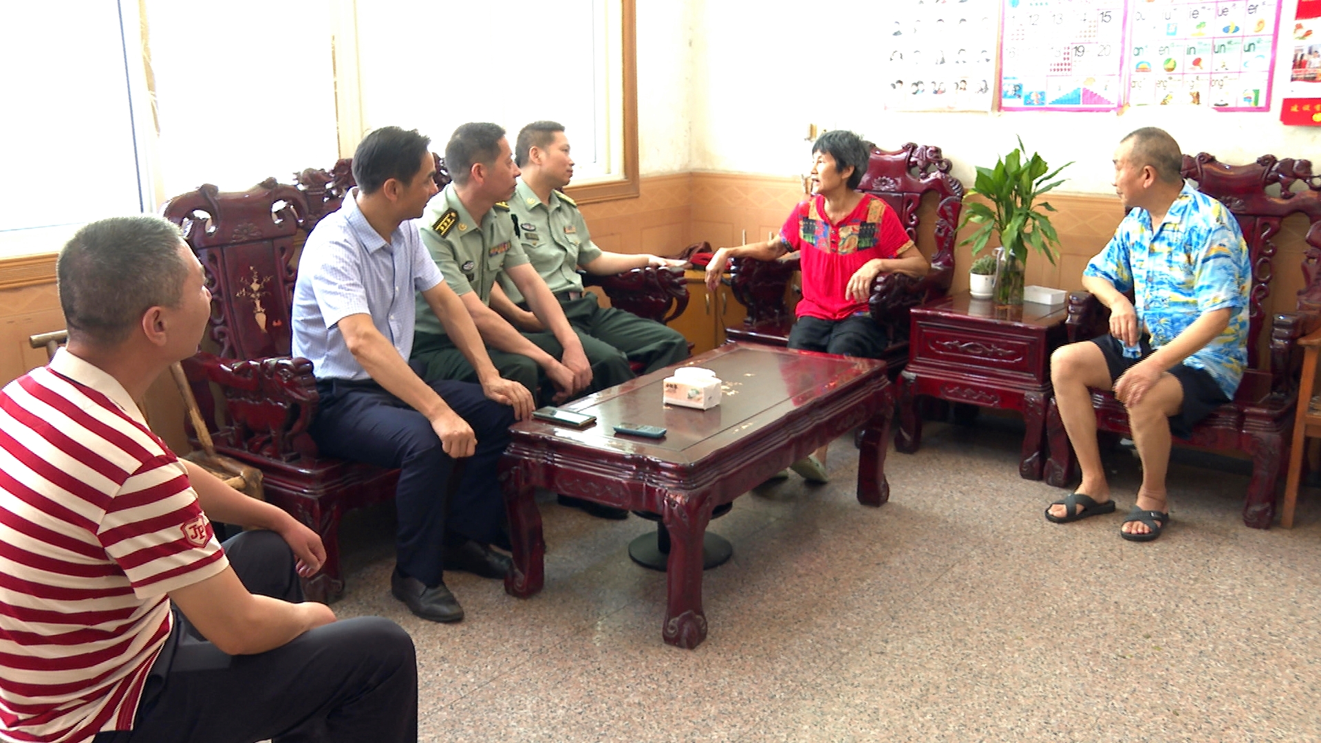 市人武部"八一"走访慰问军人家属