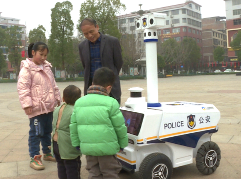 【视频】常宁：巡逻机器人出街 协助警察护平安