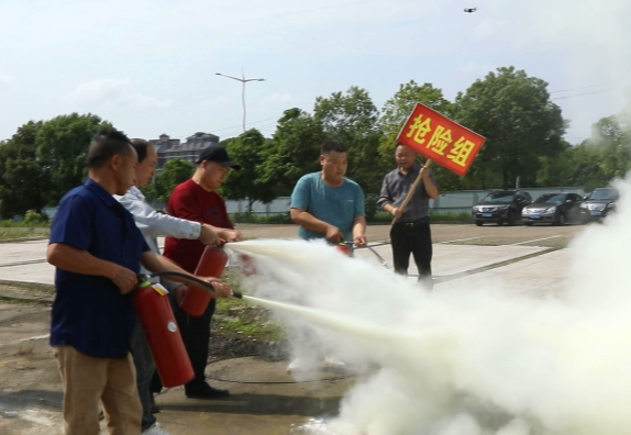 【视频】以练筑防保安全 常宁开展驾培行业消防演练