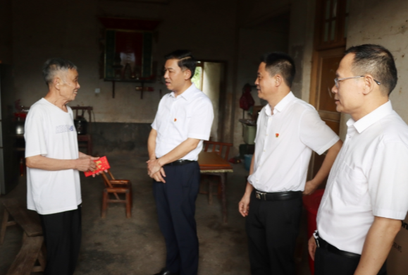 【视频】市领导到板桥镇走访慰问部分困难党员 老党员