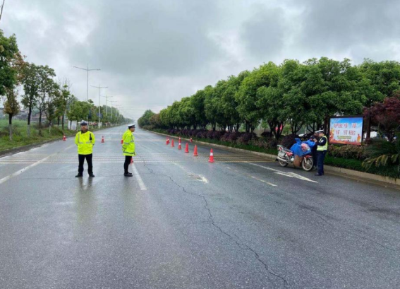 随“季”应变！常宁多部门联动共筑雨季交通安全防线