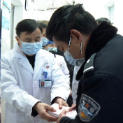 扩散！医务人员拾金不昧 急寻失主