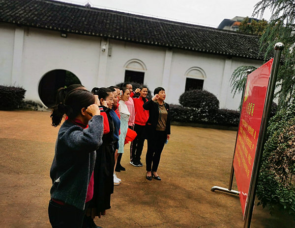 县机关幼儿园参观红色基地_副本.jpg