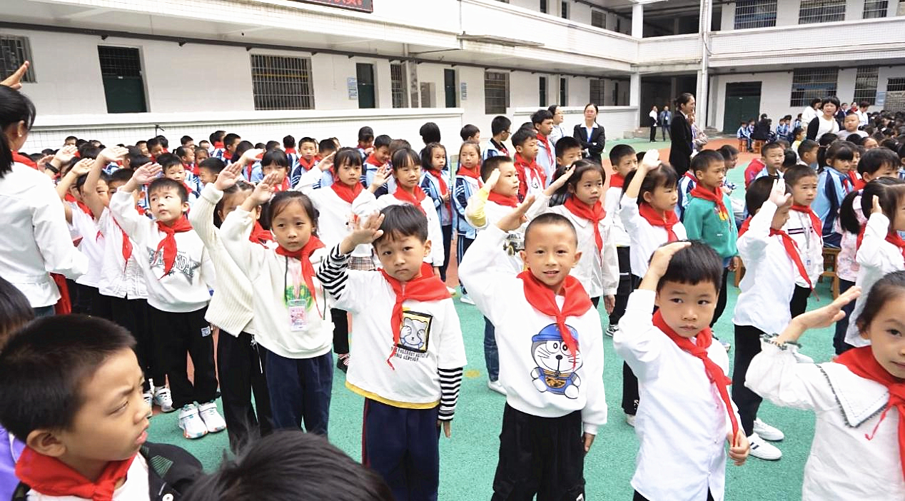 县第七完全小学入队仪式_副本.jpg