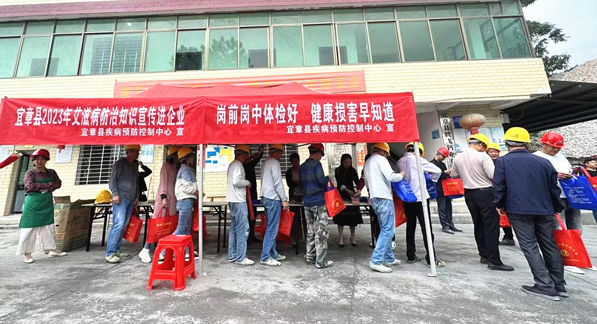 我县开展结核病防治宣传进企业活动2_副本.jpg