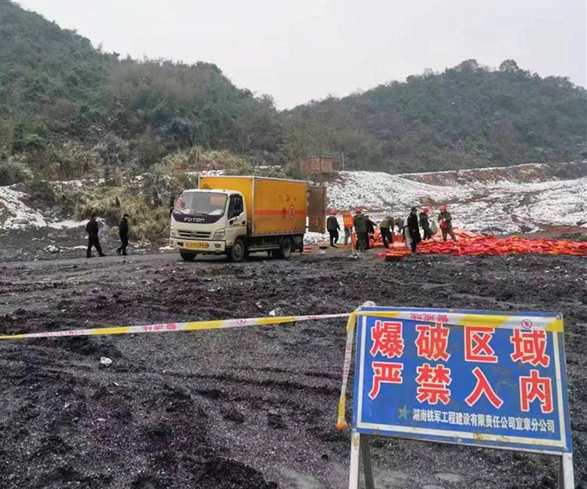 集中销毁非法烟花爆竹1_副本.jpg