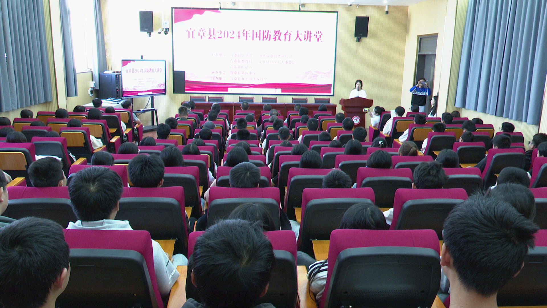 国防教育大讲堂副本.jpg