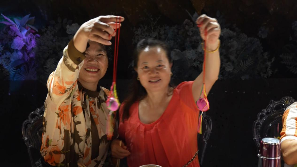 燕子岩：千人“门板宴”2.png