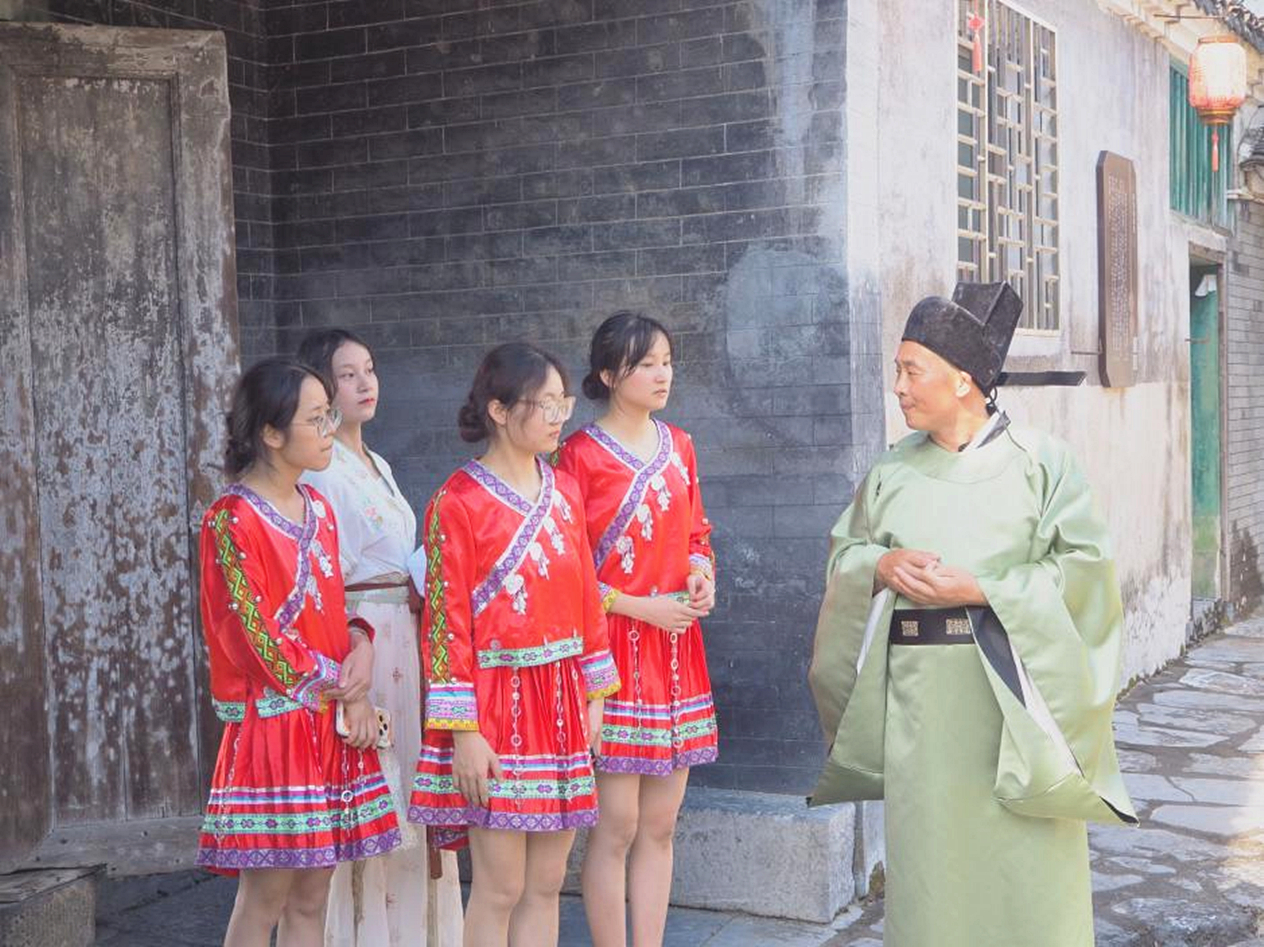文旅志愿服务队1_副本.jpg 文旅志愿服务队1_副本.jpg