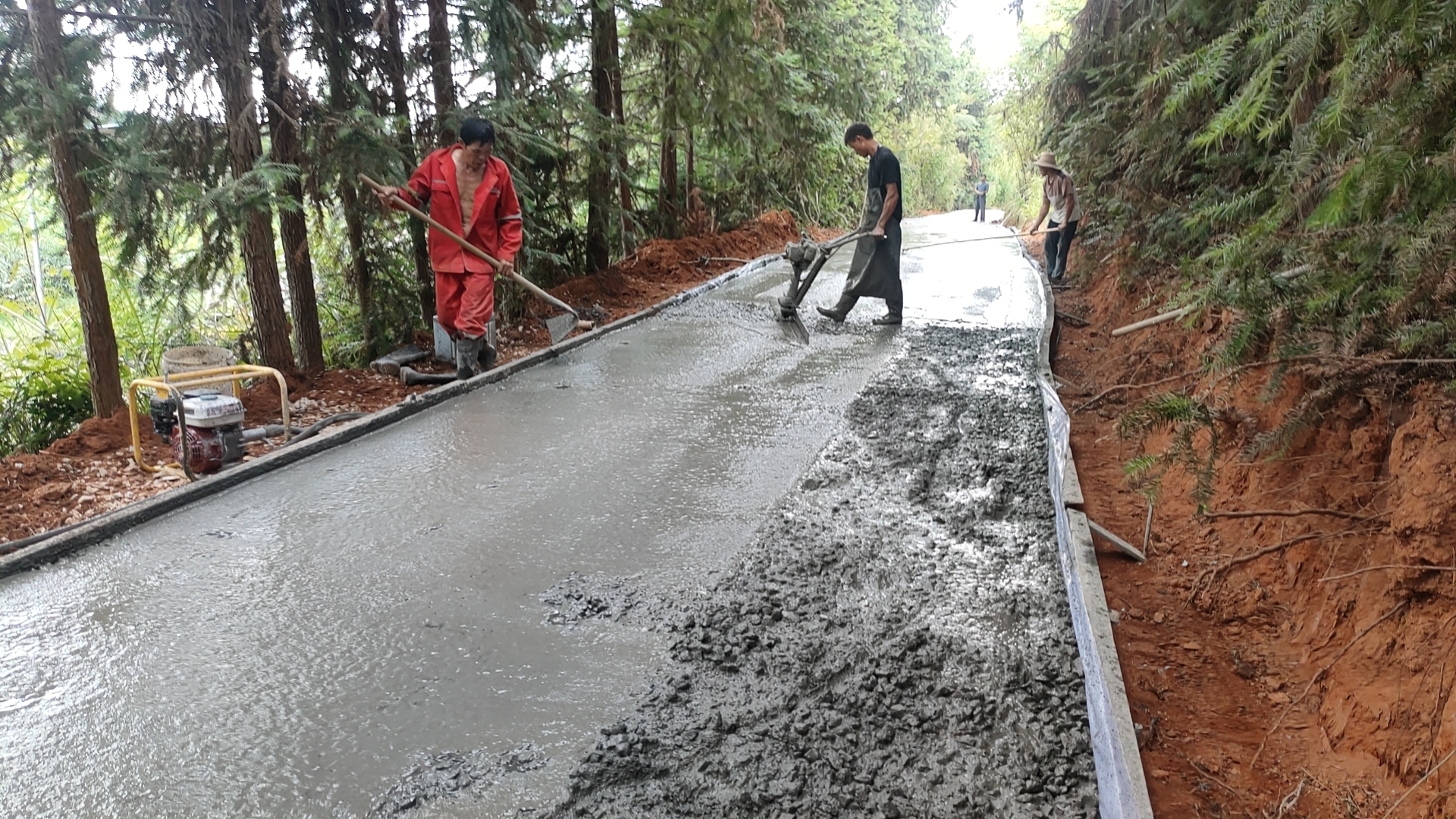 黄土岭村修通致富路.jpg