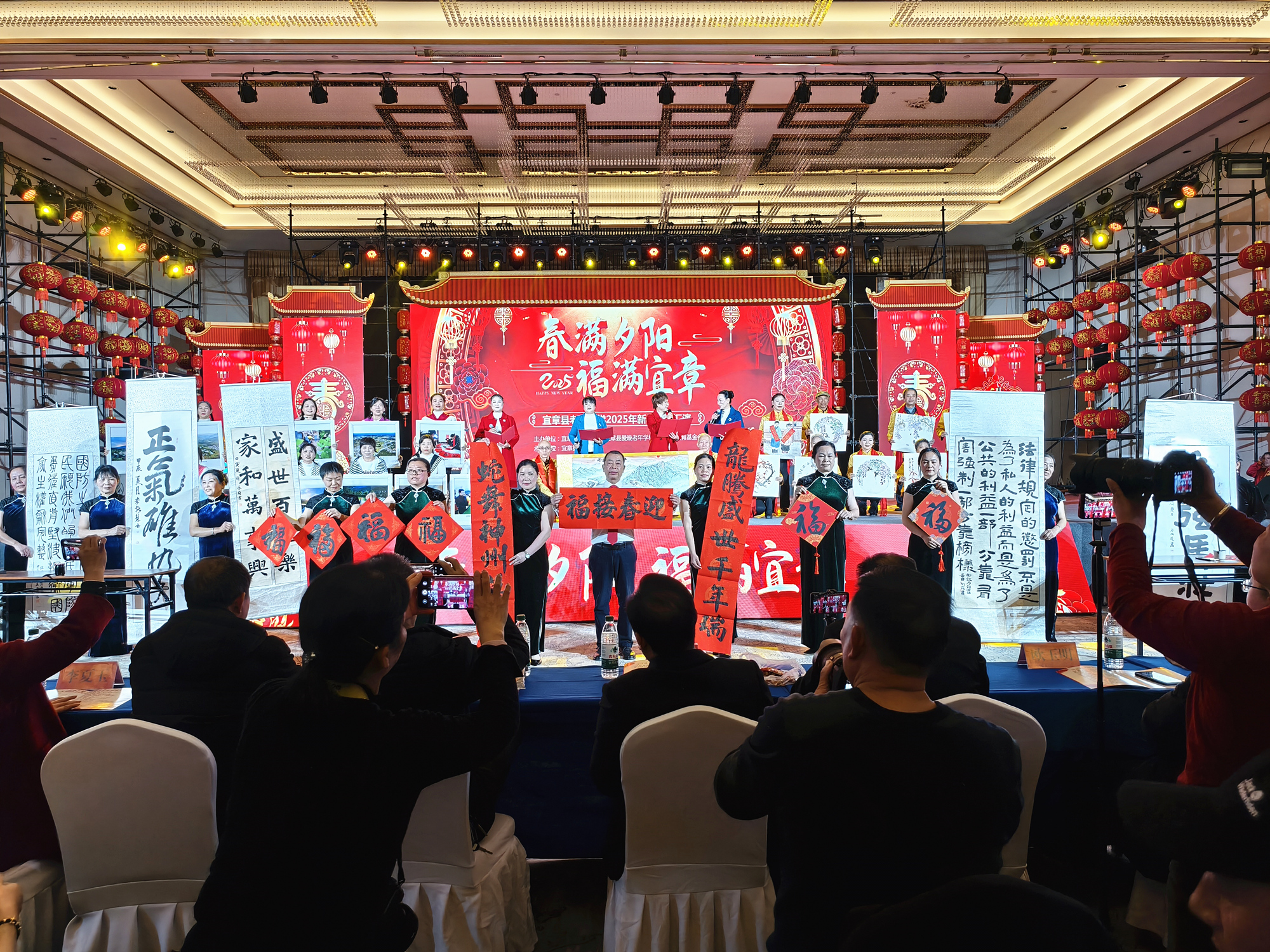 县老年大学2025年汇演圆满落幕_副本.jpg