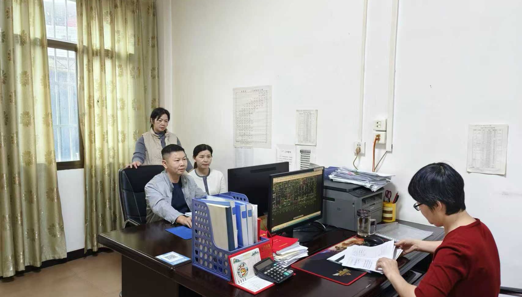 县自然资源局工作人员.jpg