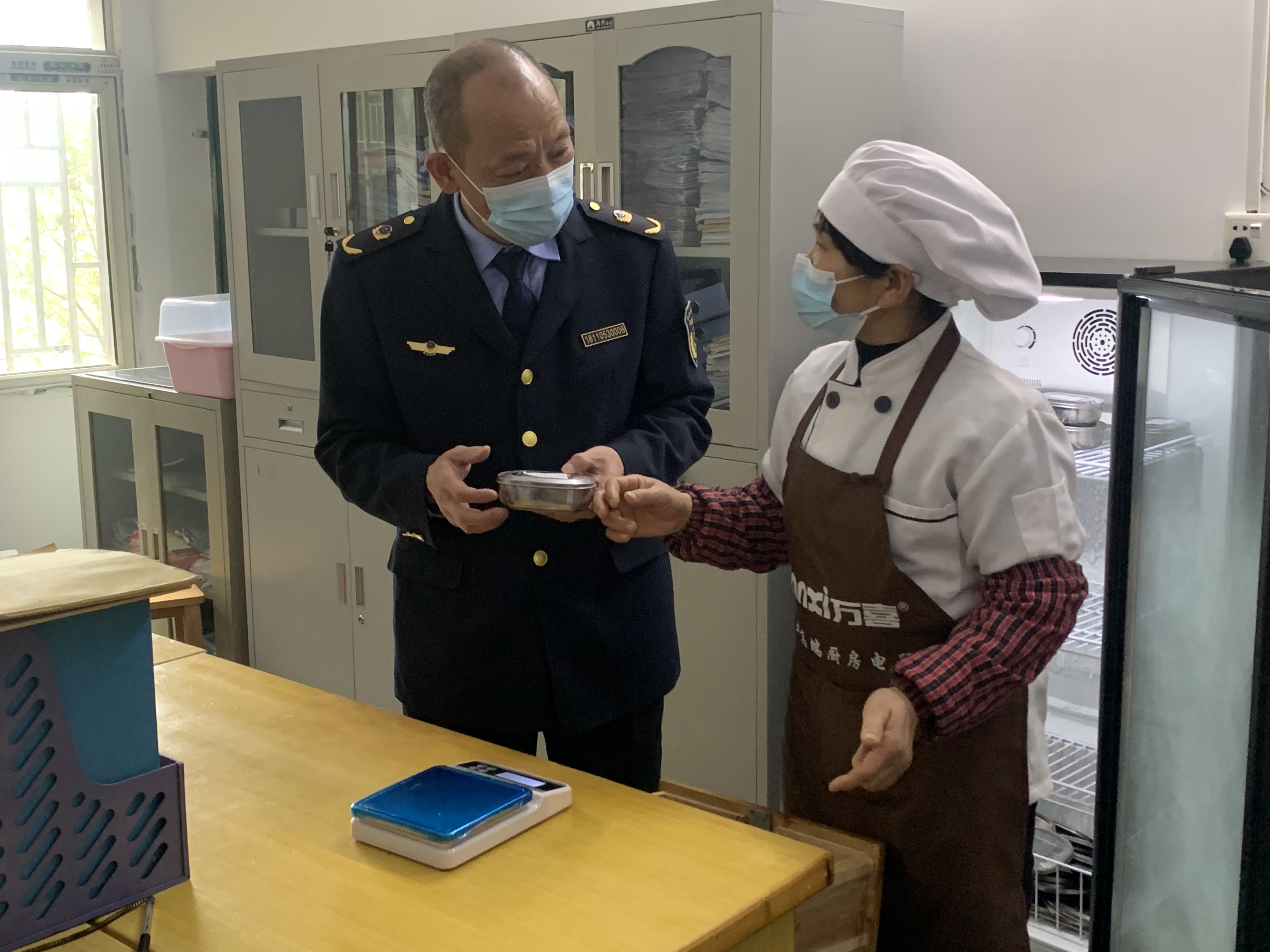 县市场监督管理局开展校园及周边食品安全专项整治行动.jpg