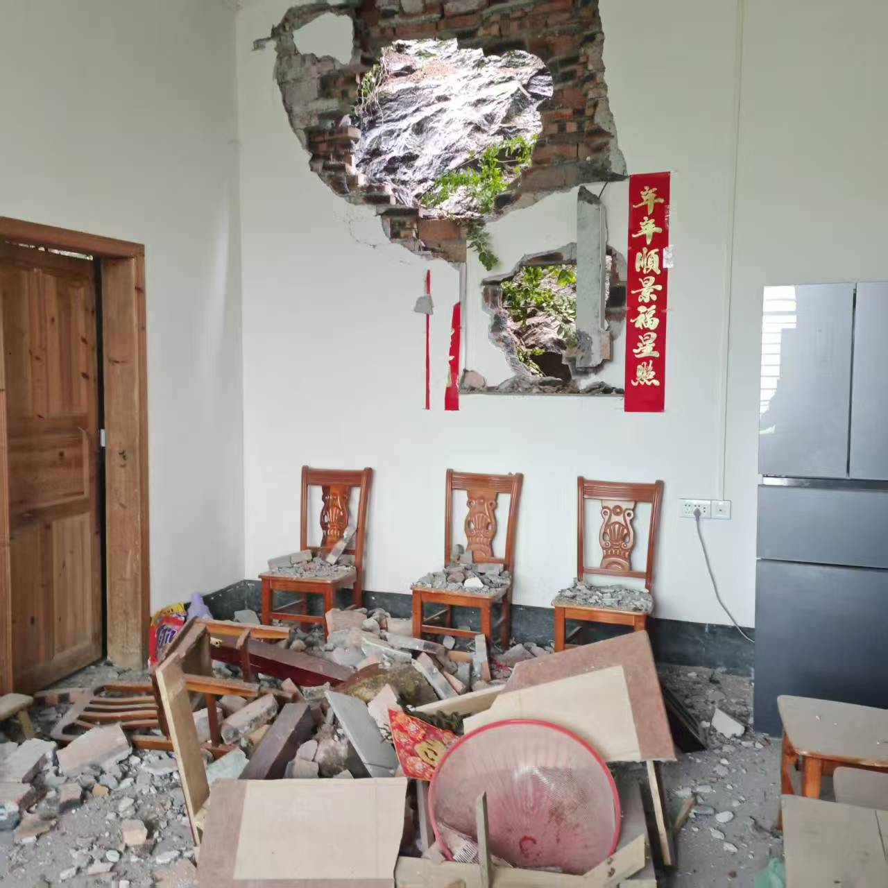 村民成功避险1.png