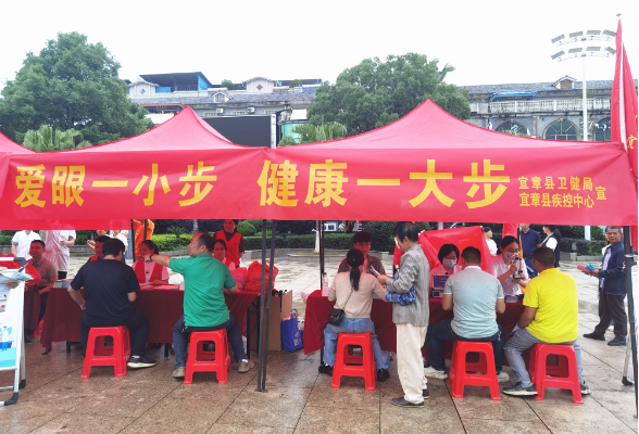 我县开展2025年“全国爱眼日”和“世界无烟日”义诊宣传活动