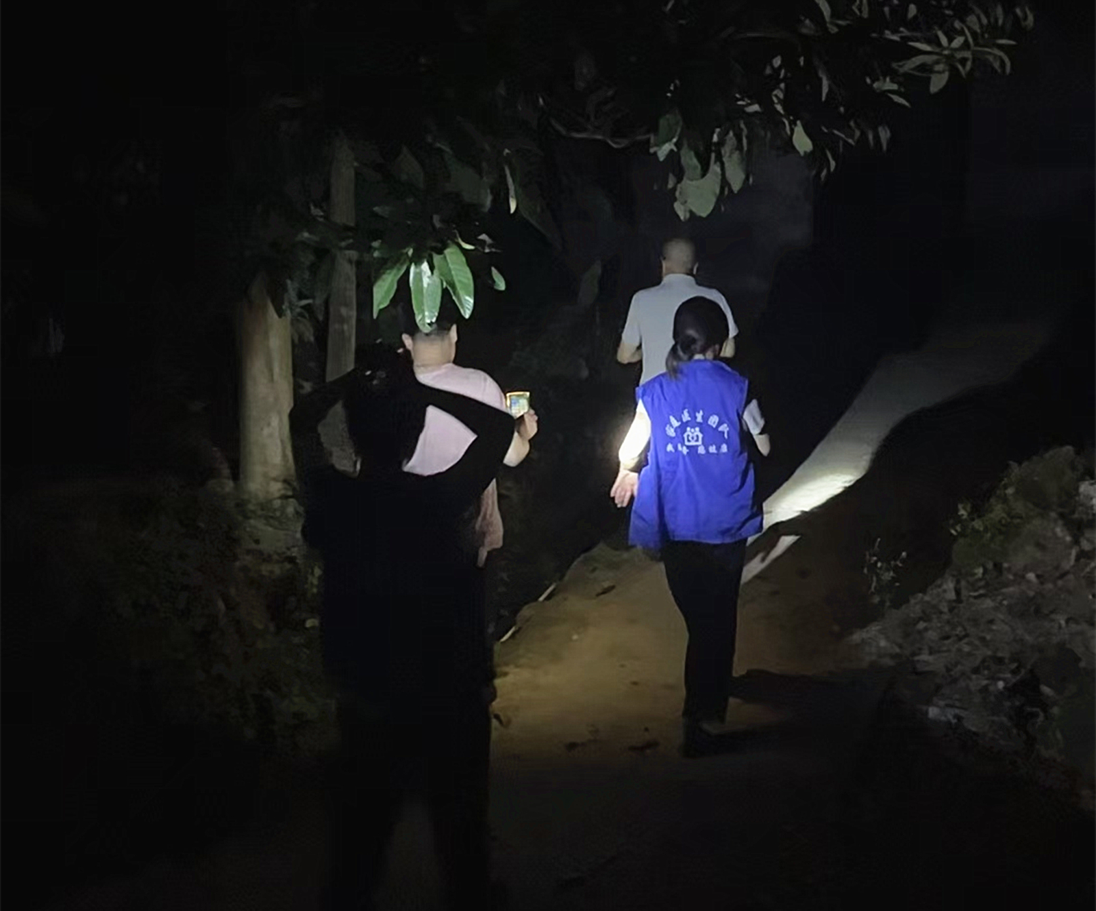 栗源镇卫生院夜访农家_副本.jpg