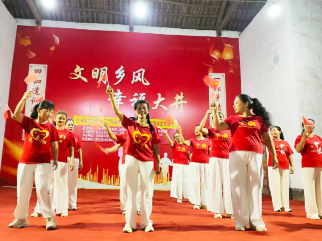 文艺下乡庆国庆 志愿服务暖民心