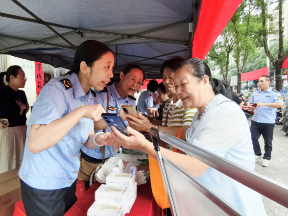 筑牢安全防线在行动 | 县市场监督管理局开展2026年食品安全宣传周活动