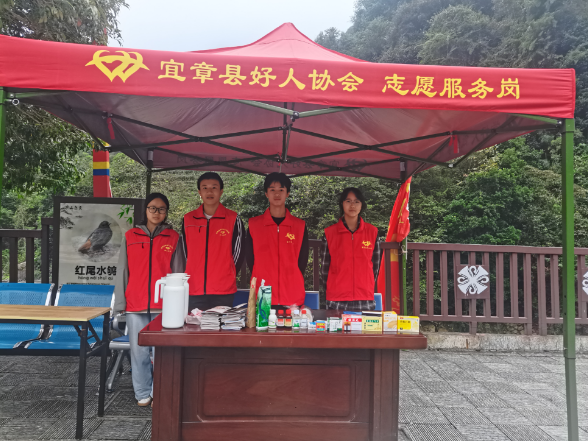国庆值守显担当 青春志愿耀莽山