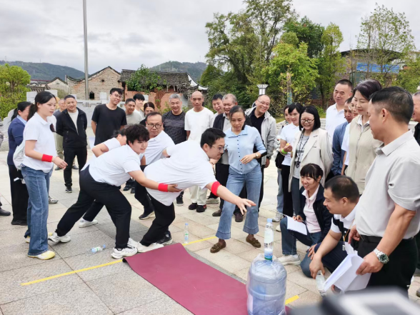 白石渡镇开展纪念红军长征胜利90周年主题团建活动