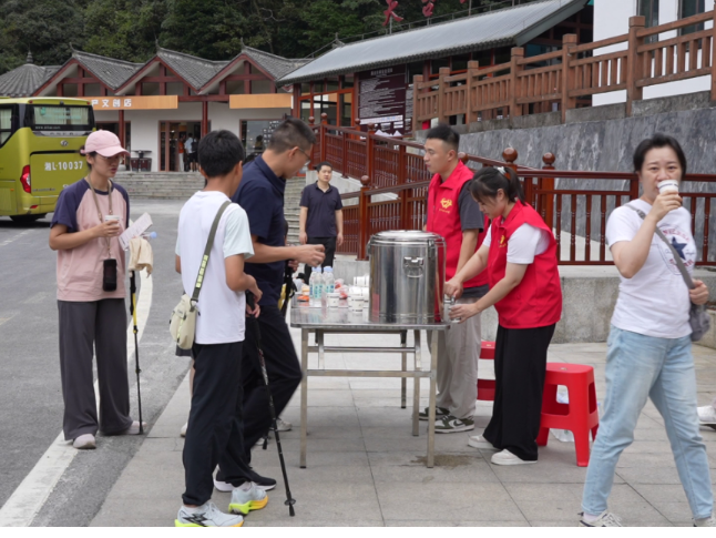 莽山：景区“志愿红”  温暖“出行路”