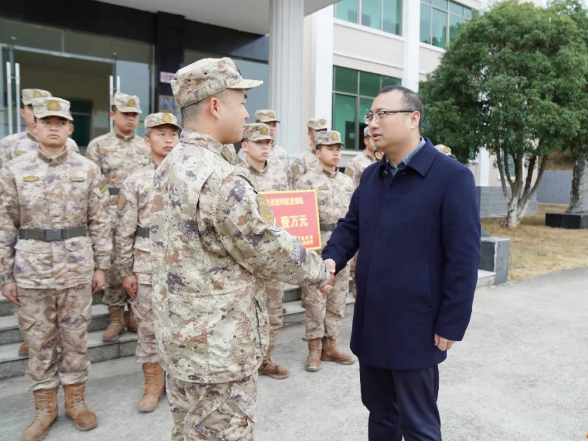邓生华、彭景春节前走访慰问驻宜部队官兵