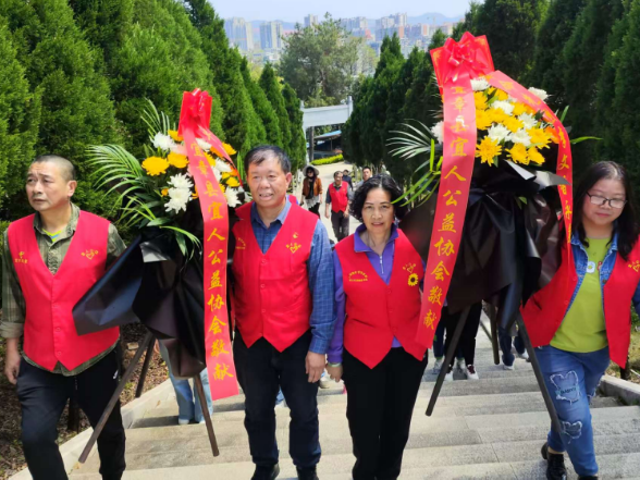 宜章县志愿者开展清明祭英烈活动 传承红色基因践初心