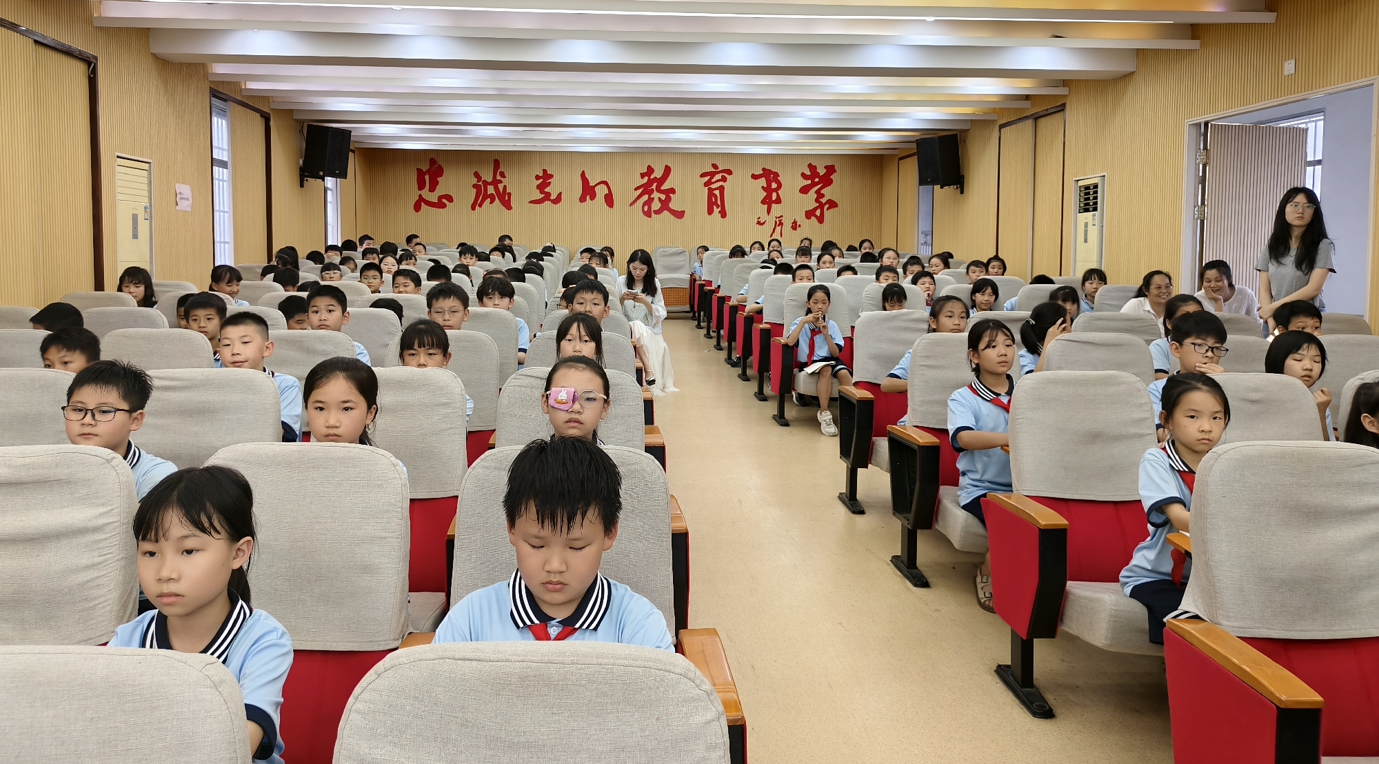 百人千场进万站”示范宣讲走进县三完小1_副本.jpg 百人千场进万站”示范宣讲走进县三完小1_副本.jpg