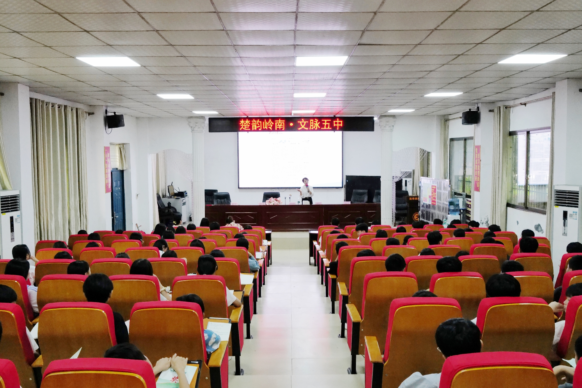文学照亮三湘文学志愿服务走进宜章县第五中学_副本.jpg 文学照亮三湘文学志愿服务走进宜章县第五中学_副本.jpg