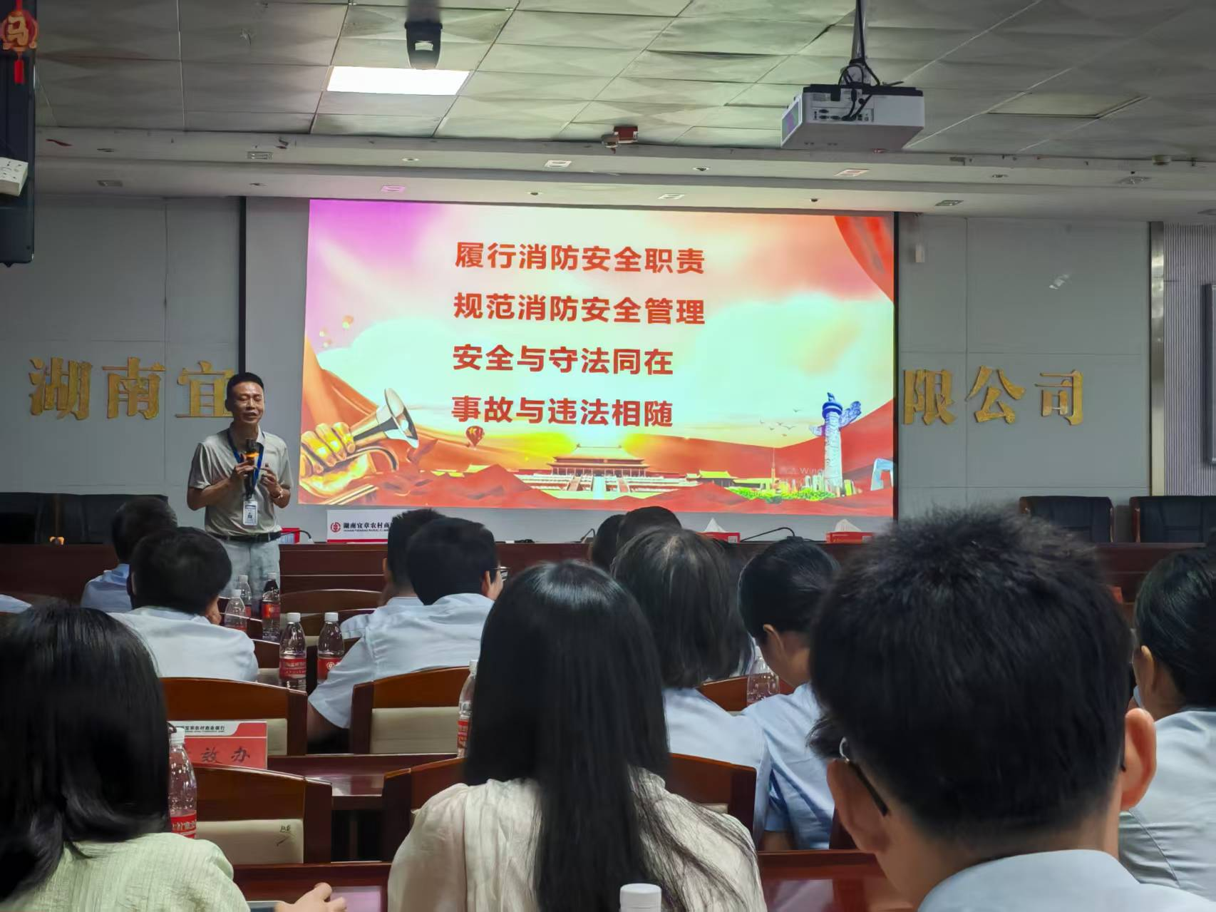 县社保中心联合农商银行开展消防应急演练3.png 县社保中心联合农商银行开展消防应急演练3.png