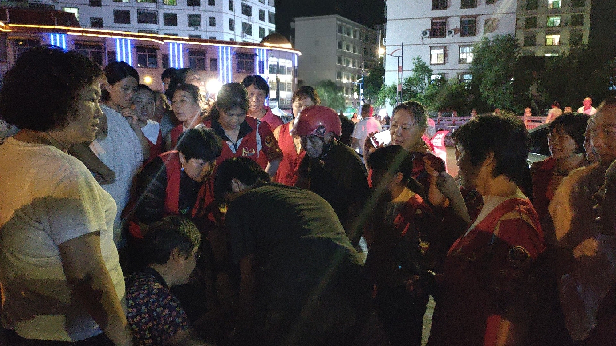宜章志愿者夜巡显担当2_副本.jpg 宜章志愿者夜巡显担当2_副本.jpg