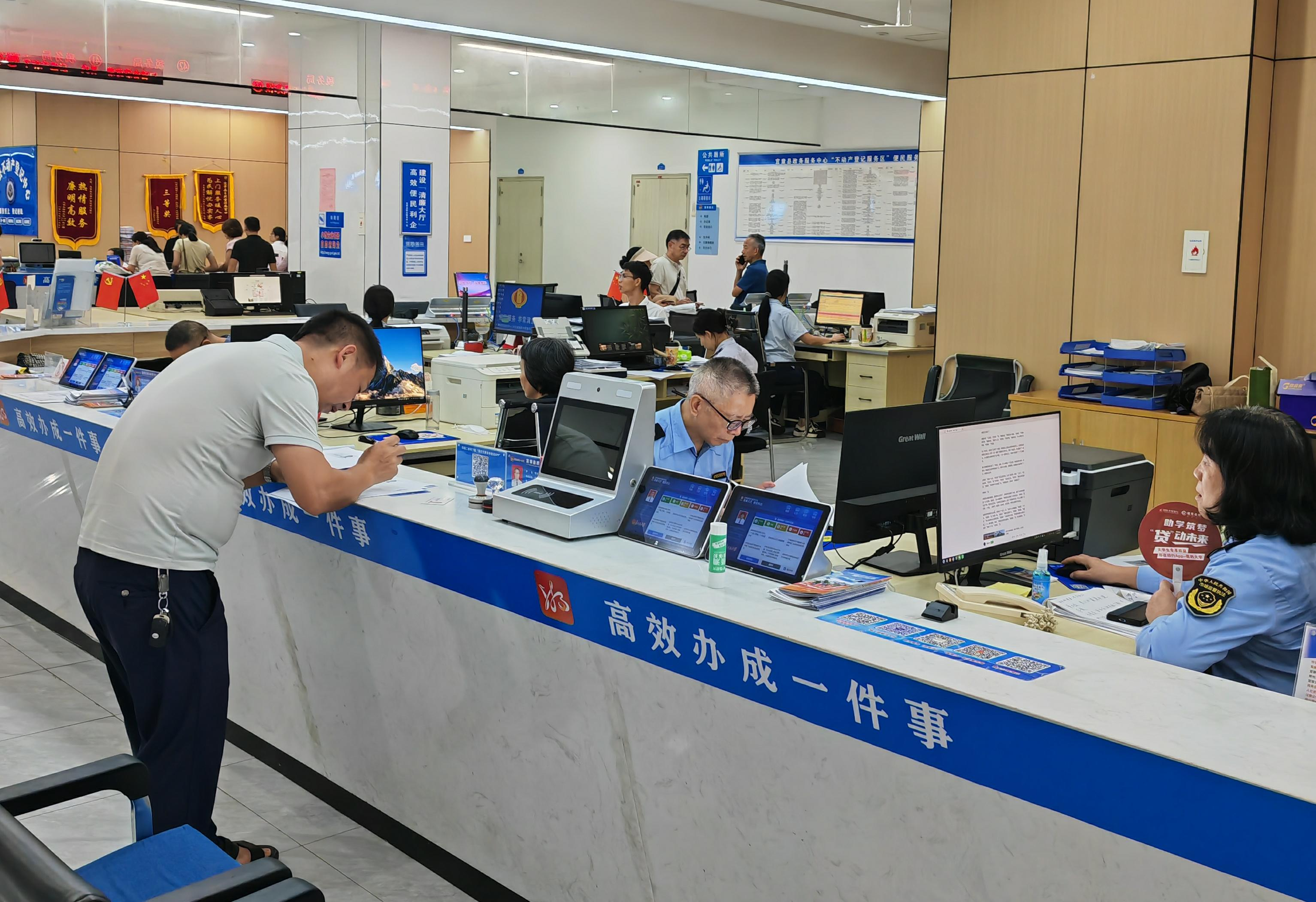 县市场监管局助力企业“零跑腿”落户宜章.png 县市场监管局助力企业“零跑腿”落户宜章.png