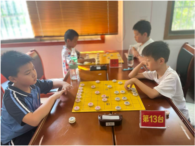 棋乐融融庆双节 邻里对弈传新风——宜章县城北社区举办中秋国庆象棋比赛