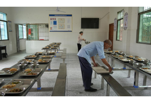宜章县姚家村：“长者食堂”饭菜香