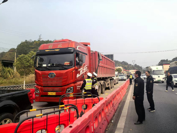 宜章乐昌联合执法 查获超限超载违法车辆