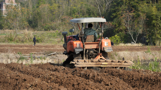 宜章县：4万亩烟田翻耕忙(1)420.png