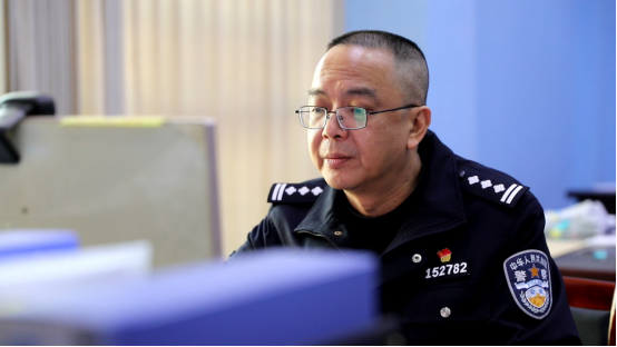 “湖南好人”邓先富：三十余载从警路  惩恶扬善不言弃(2)1002.png