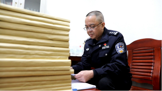 “湖南好人”邓先富：三十余载从警路  惩恶扬善不言弃(2)1012.png