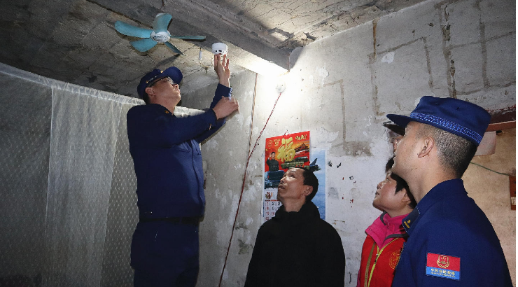 新春走基层 | 县消防救援大队走访慰问特殊困难群众