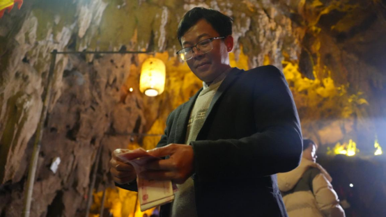 宜章县天子山村：溶洞里分红  村民笑开颜463.png